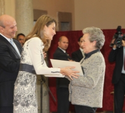 Su Alteza Real la Princesa de Asturias hace entrega a Amparo Baró San Martín, actriz, de la Medalla de Oro al Mérito en las Bellas Artes
